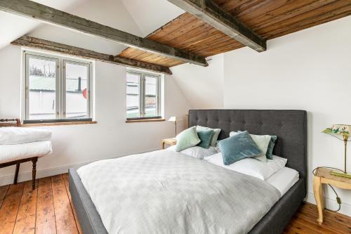 a bedroom with a large bed and two windows at Wohnoase im Denkmal in Garding