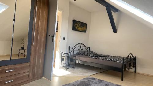a bedroom with a bed in the corner of a room at Wohnung an der Galopprennbahn in Iffezheim