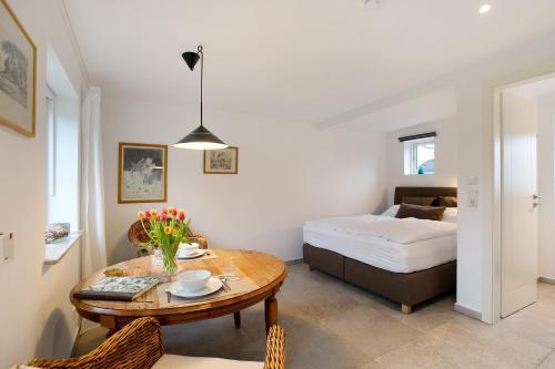 ein Schlafzimmer mit einem Bett und einem Tisch mit einem Tisch sidx sidx sidx in der Unterkunft Lüttdeel in Gelting