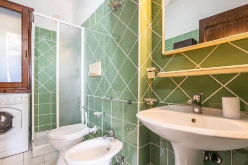 a bathroom with a sink and a toilet at Casa Orimar 419 in Badesi