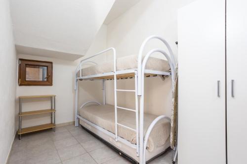 a bedroom with two bunk beds in a room at Casa Orimar 419 in Badesi
