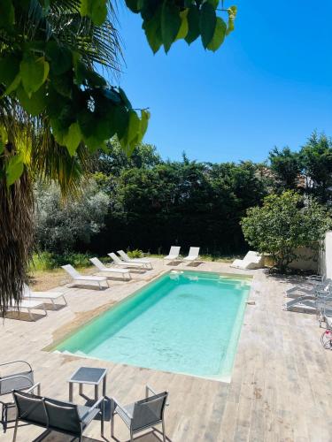 a swimming pool with chaise lounge chairs and a swimming pool at Studio moderne tout confort in La Valette-du-Var
