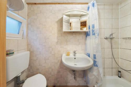 a bathroom with a sink and a toilet and a shower at Bungalow 19 - Kimbucht in Reichendorf