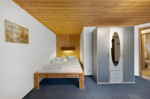 a bedroom with a bed and a mirror on a wall at Bungalow 19 - Kimbucht in Reichendorf