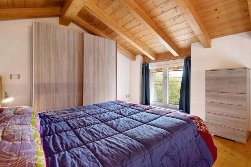 a bedroom with a large bed and a window at Jack House in Domaso