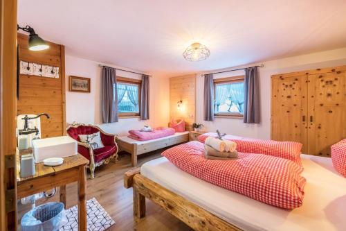 a living room with a couch and a table at Alpenchalet Bergprinzessin in Mühlen