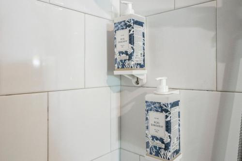 a bathroom with blue and white tiles on the wall at Apartamento 1 Casa Las Indianas in Selores