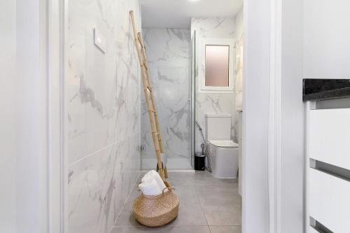 a bathroom with a white marble wall at Casa Luna Kingbed and Jacuzzi in Maspalomas