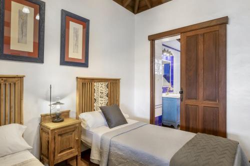 a bedroom with two beds and a window at Apartamentos Los Aljibes in Las Tricias