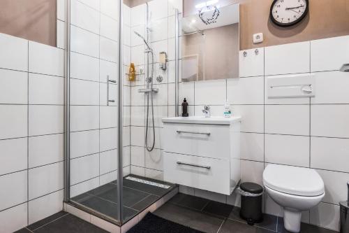 a bathroom with a shower and a toilet and a sink at Ruhiges und modernes Zuhause in Münster
