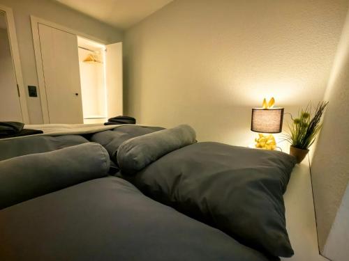 a row of pillows in a room with a lamp at nord-ostseeglück in Ladelund