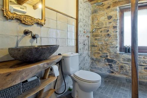 a bathroom with a sink and a toilet at Miradoiro do Courel - Millares in Campelo