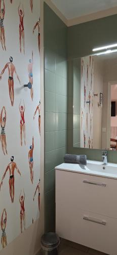 a bathroom with a sink and a mirror at La Maisonnette du Meslay in Fyé