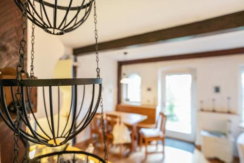 a dining room and living room with a chandelier at Ferienwohnungen Am Westerdeich in Rodenäs