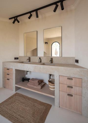 a bathroom with a large sink and a mirror at Villa Rocca in La Herradura