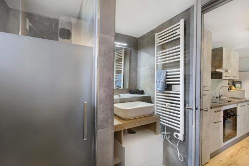 a small bathroom with a sink and a counter at Appartamenti Petite Cerise in Pila