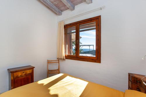 a bedroom with a bed and a window at Risveglio con alba in San Teodoro