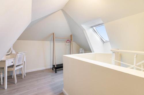 a white room with a table and a window at Ferienhaus Erlengrund B in Schafstedt