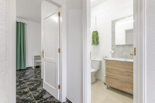 a bathroom with a toilet and a sink at Momento florida in San Andrés