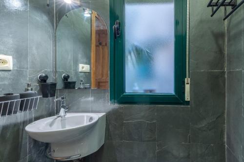 a bathroom with a sink and a mirror at Judería Apartamento in Segovia