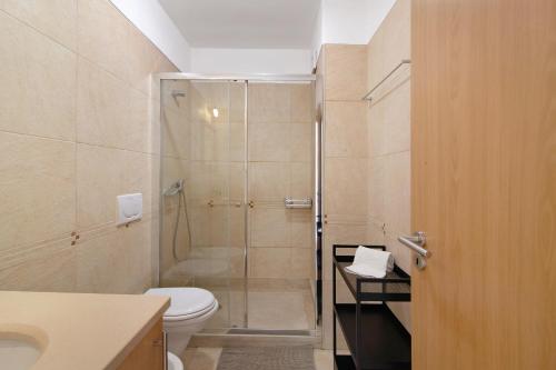 a bathroom with a shower and a toilet at Costa Cabanas 1 in Cabanas de Tavira