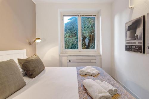 a bedroom with a bed with two towels on it at Charming Lake View Bellagio in Bellagio