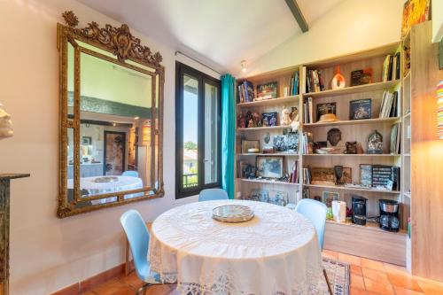 a dining room with a table and a mirror at En plein centre d'Avignon in Avignon