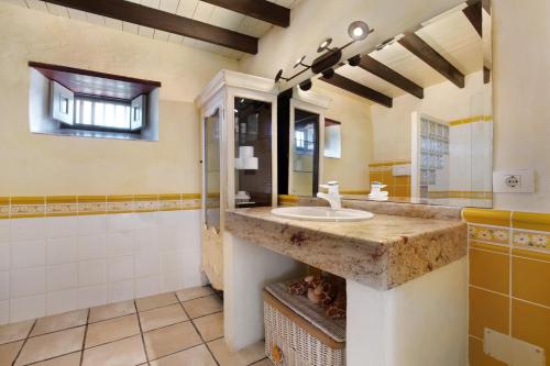 a bathroom with a sink and a mirror at Casa del Valle in Betancuría