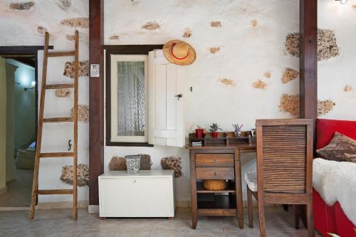 a room with a bed and a desk and bunk beds at Casa del Valle in Betancuría