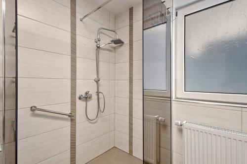 a shower with a glass door in a bathroom at Ferienwohnung Högenbachtal in Pommelsbrunn