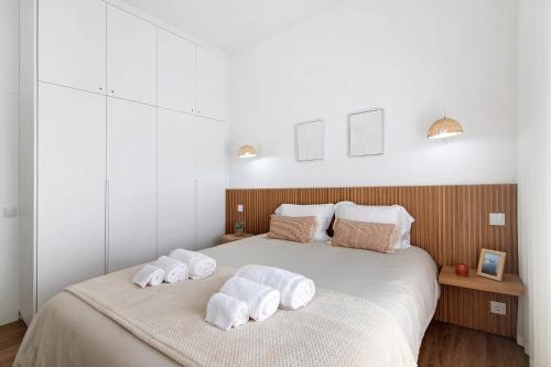 a bedroom with a large bed with towels on it at Casa da Gomeira in Conceição