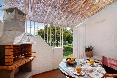 a room with a table with a bowl of fruit on it at Casa da Gomeira in Conceição