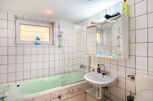 a bathroom with a sink and a bath tub and a sink at Haus am Rand des Harz in Bad Lauterberg