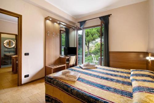 a hotel room with a bed and a balcony at Appartamento Bilocale Moneglia 21 in Moneglia
