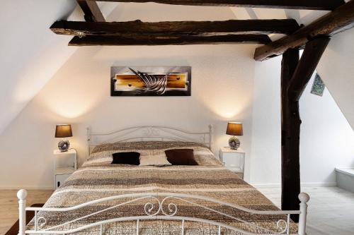 a bedroom with a bed with a violin on the wall at Haus am Nicolaiplatz in Salzwedel