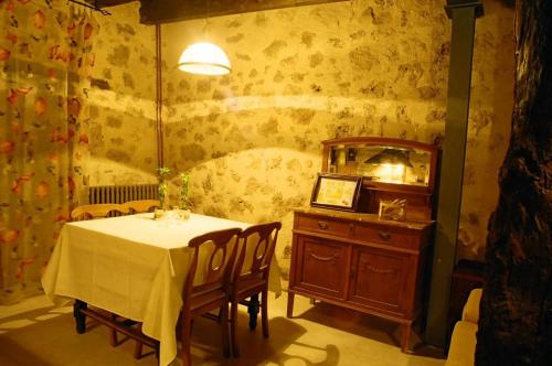 a dining room with a table and a mirror at Reoyo 2 in Mambrilla de Castrejón