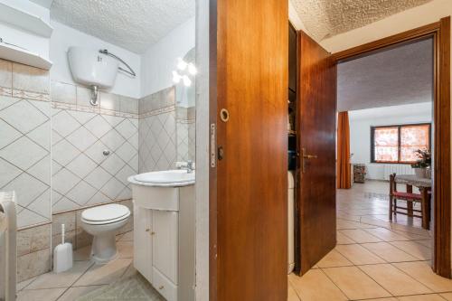 a bathroom with a toilet and a sink at Villa Martina in Costa Rei