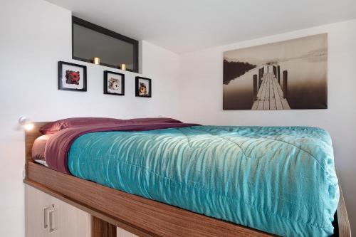 a bedroom with a bed with a blue blanket at La Grande Bellezza in Perledo