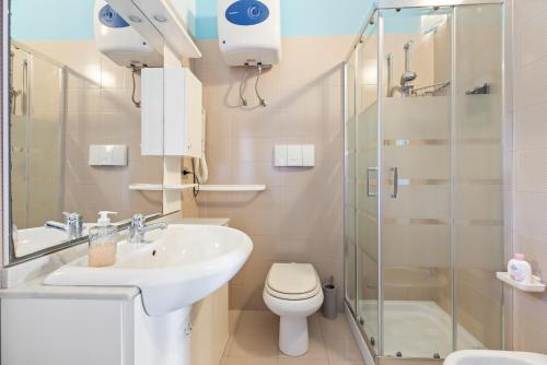 a bathroom with a toilet and a sink and a shower at Casa Erbì in Torre Dei Corsari