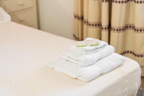 a pile of towels sitting on top of a bed at Su Carinniu in Villacidro