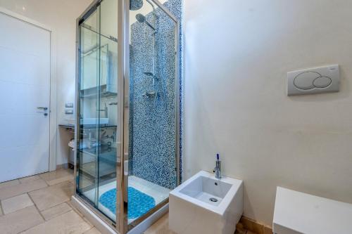 ein Badezimmer mit Dusche, Toilette und Waschbecken in der Unterkunft Dimora Storica Minioti intera in Arnesano