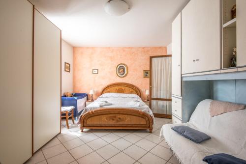 a bedroom with a bed and a table in a room at Casa Vacanze Chianti Summer in Gaiole in Chianti
