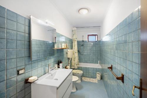 a bathroom with a sink and a toilet and a tub at Holidayshouse in Ercolano