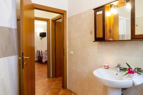 a bathroom with a sink and a mirror at Fresia Quadrilocale in Marina di Grosseto