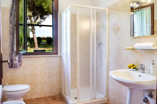 a bathroom with a shower and a toilet and a sink at Capracotta - Aurora in Montemassi