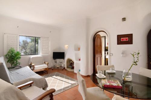 a living room with a couch and a table at Apartamento Vila Mourisca in Porches
