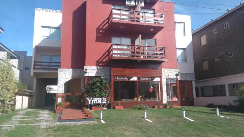 un edificio con un balcón junto a la Hostería Ymaz en Villa Gesell