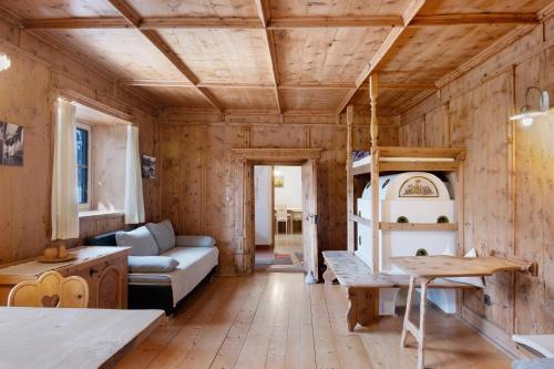 a living room with a couch and a table at Bertollhof Apfelerlebnis in Silandro