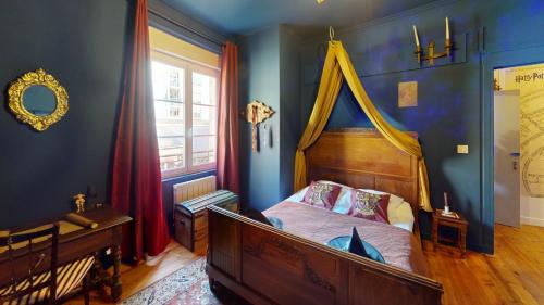 a bedroom with a bed with a canopy at Le refuge des Mans-raudeurs in Le Mans