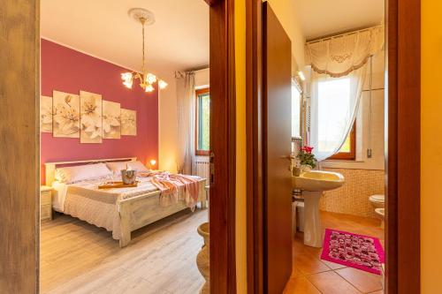a bedroom with a bed and a bathroom at Casa Vacanze Mongili - Il Moro in Chiusi